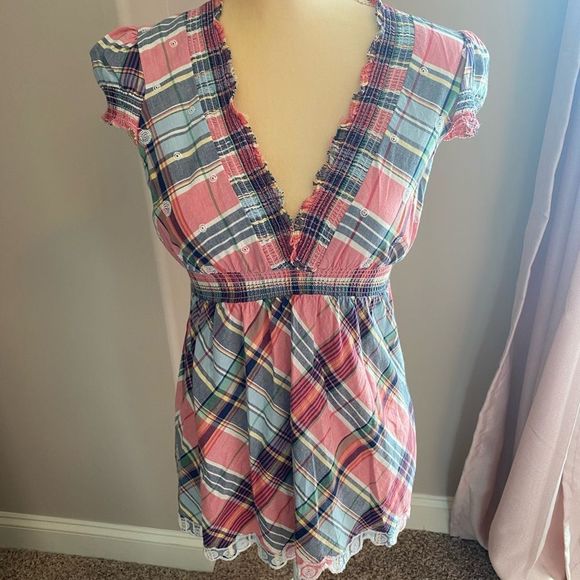 Guess Tops - Guess Top (size small)